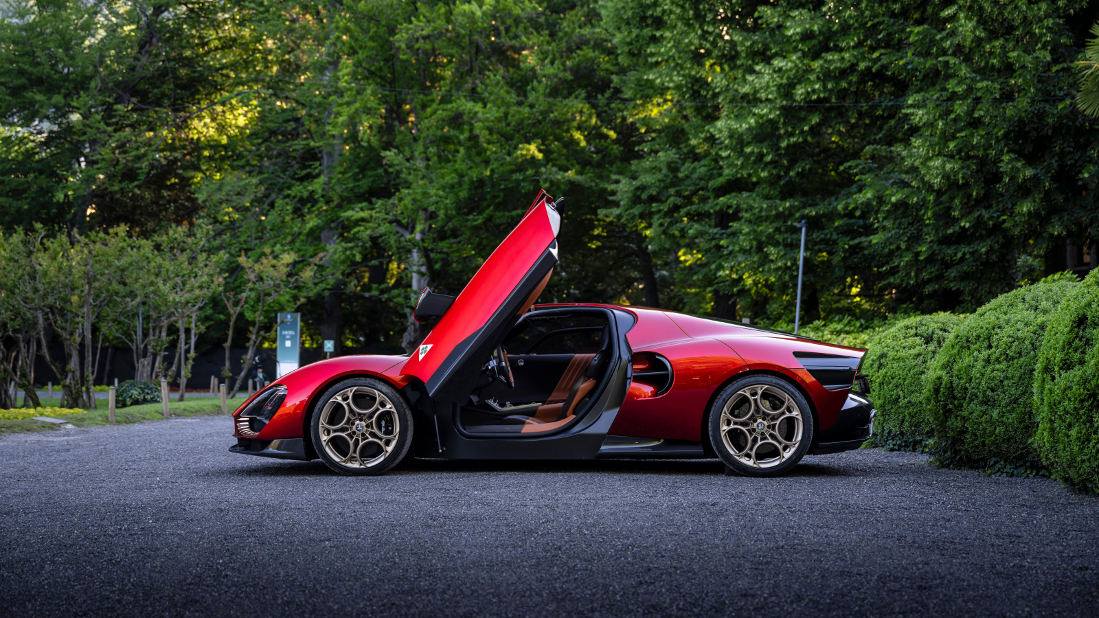 Красный Alfa Romeo 33 Stradale  с открытыми дверями