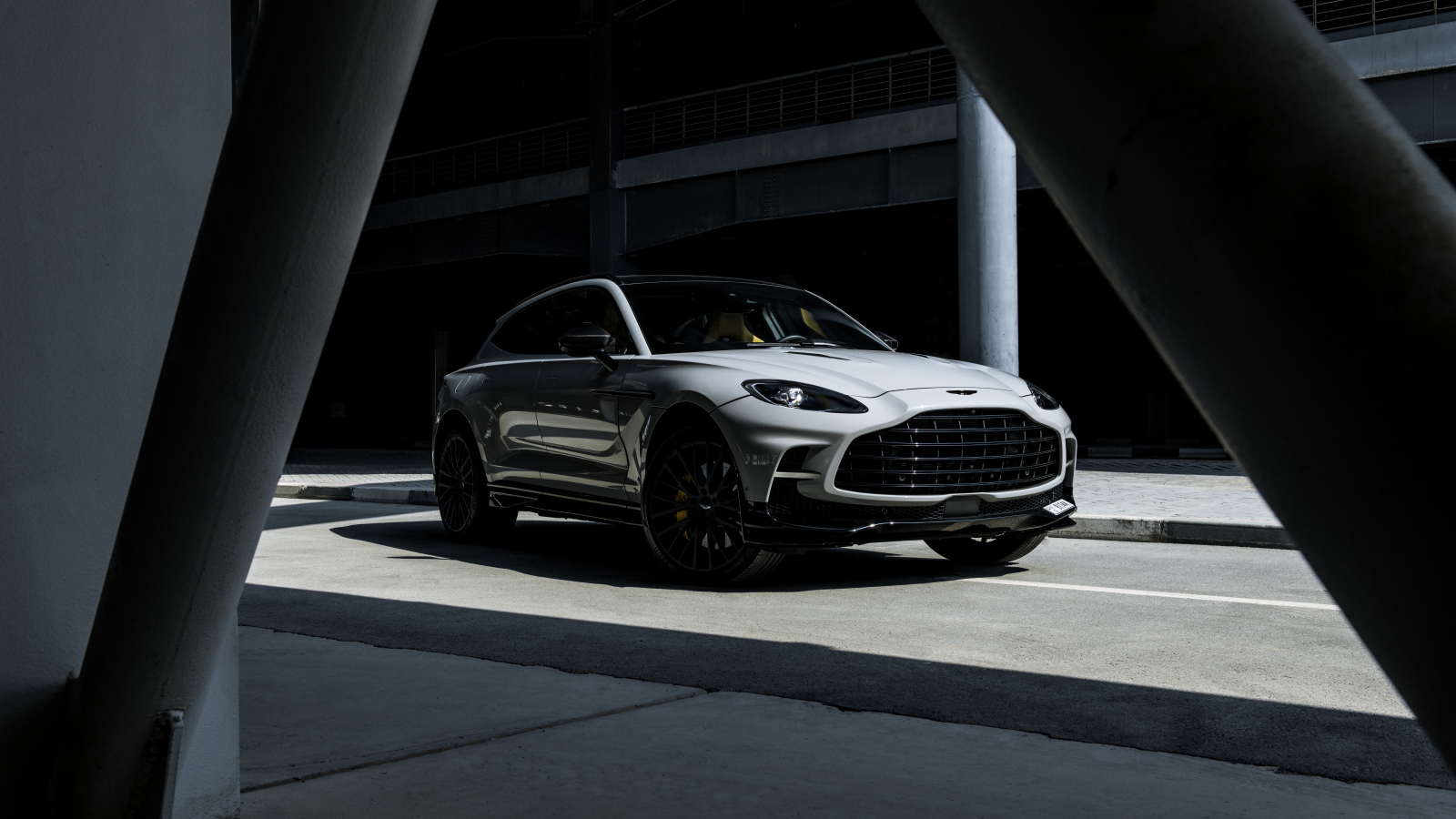 Автомобиль Aston Martin DBX707