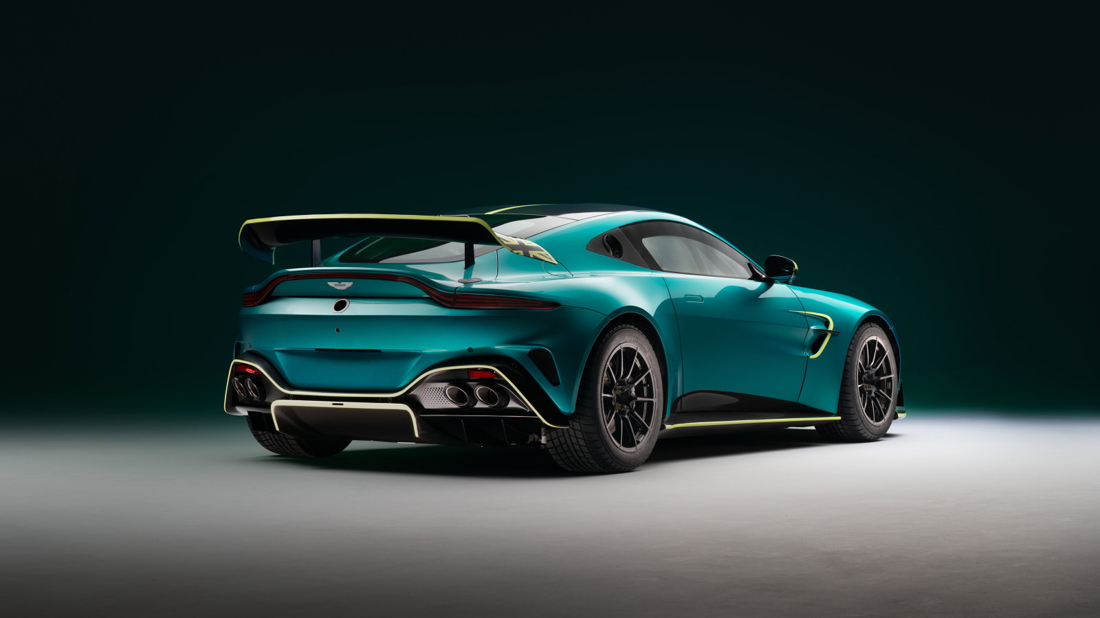 Вид сзади на автомобиль Aston Martin Vantage GT4 2024 года