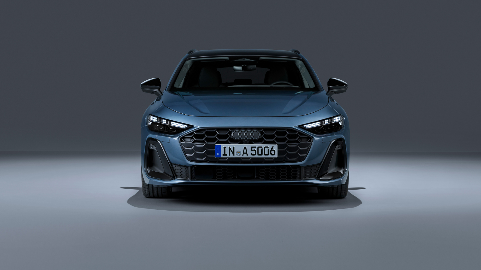 Вид спереди на автомобиль Audi A5 Avant TFSI quattro S line 2024 года