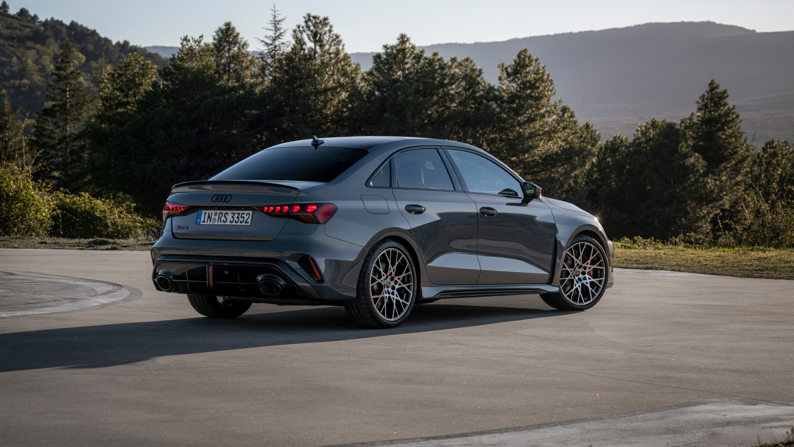 Вид сзади на автомобиль Audi RS 3 Sedan 2024 года