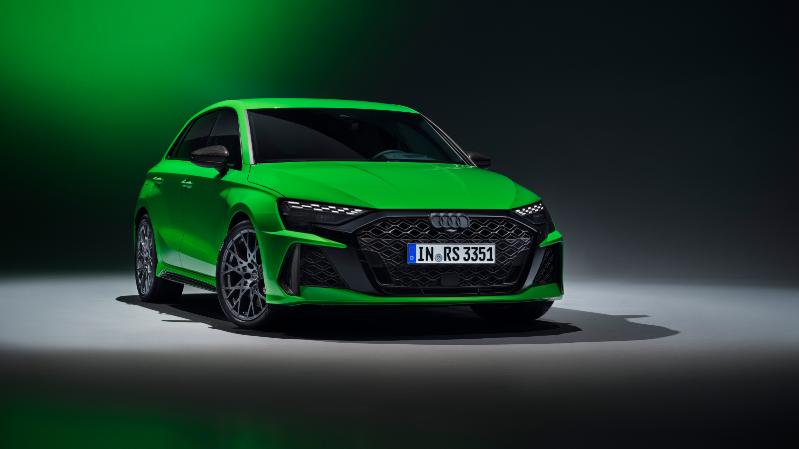 Зеленый автомобиль Audi RS 3 Sportback 2024 года