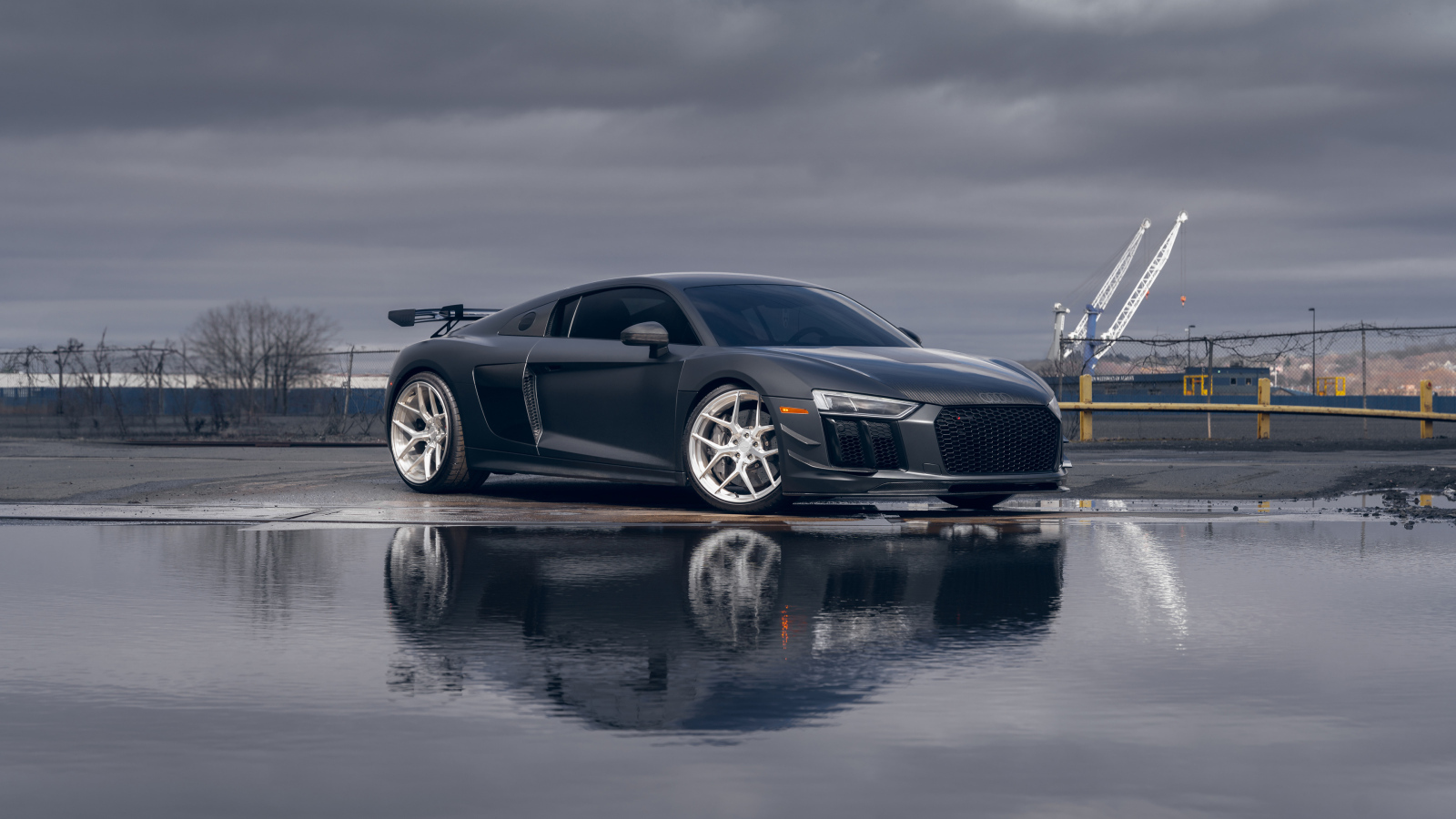 Автомобиль Audi R8 Velgen Wheels у воды