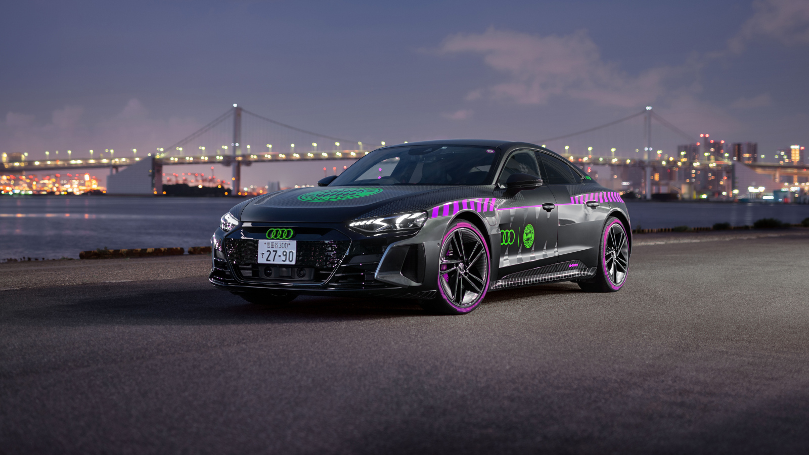 Автомобиль Audi RS E-Tron GT FC Bayern Concept вечером