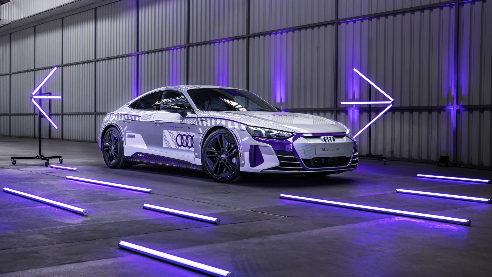 Гоночный автомобиль Audi RS E-Tron GT в гараже