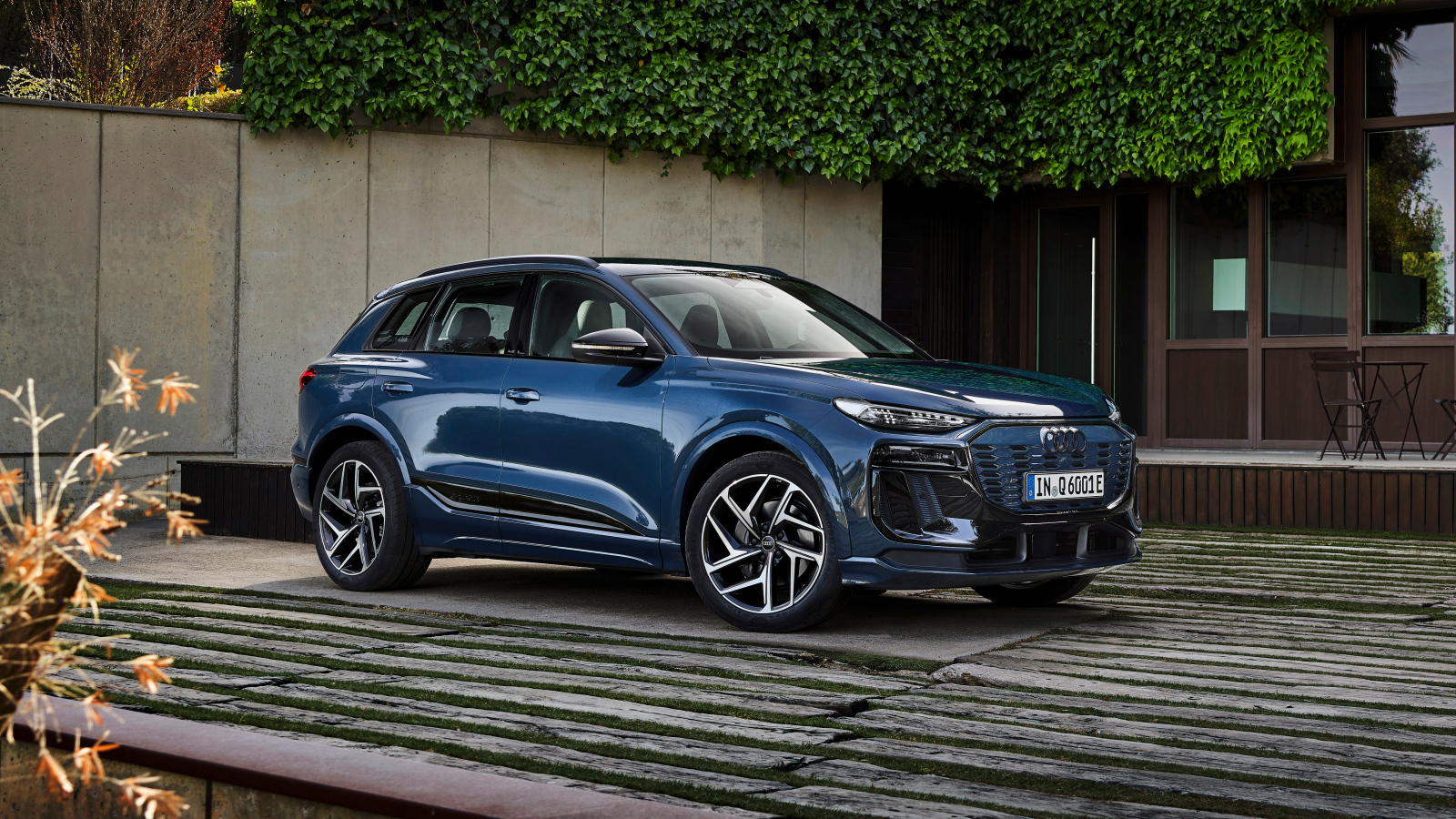 Черный автомобиль Audi Q6 E-Tron Quattro S Line 2024  года