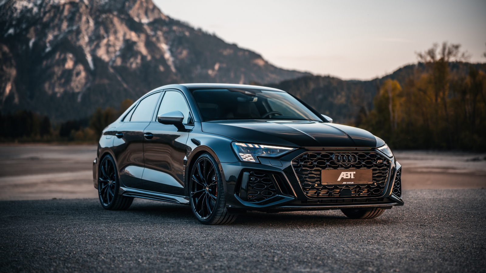 Черный автомобиль  ABT Audi RS 3-S Sedan 2024 года