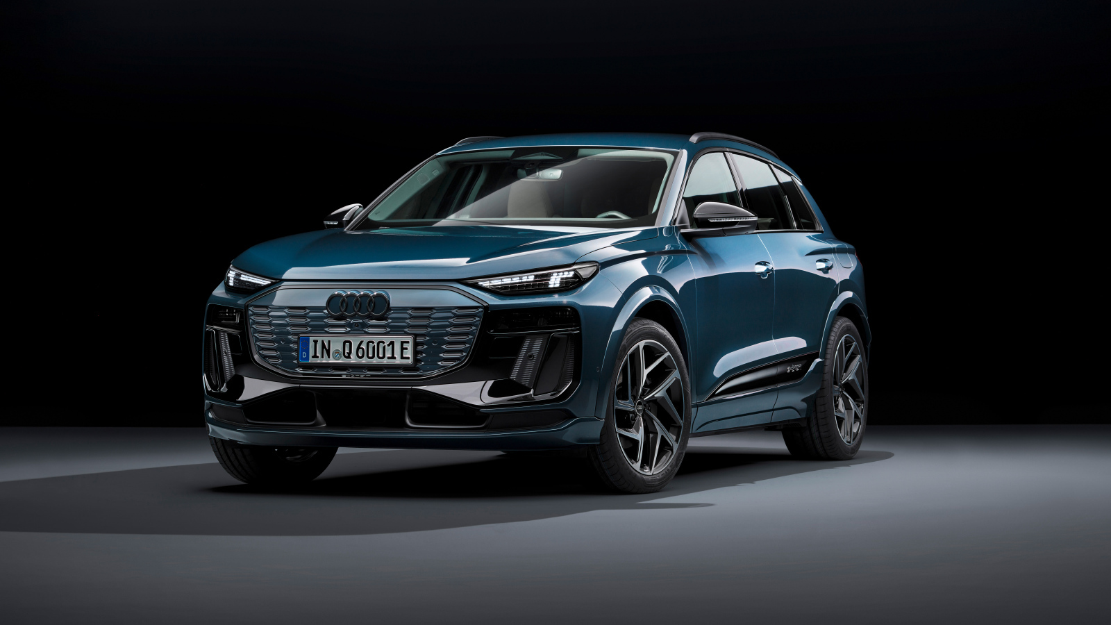 Вид спереди на автомобиль Audi Q6 E-Tron Quattro S Line 2024 года