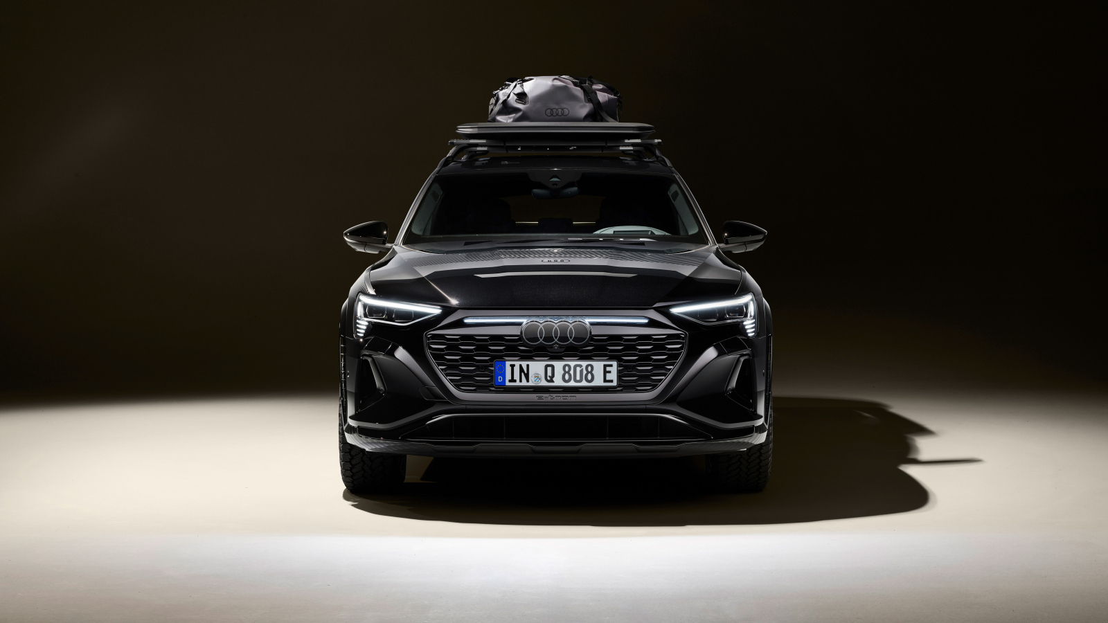 Вид спереди на автомобиль Audi Q8 E-Tron Edition Dakar 2024 года