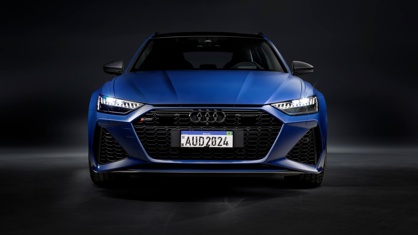 Вид спереди на синий автомобиль  Audi RS 6 Avant Legacy 2024 года