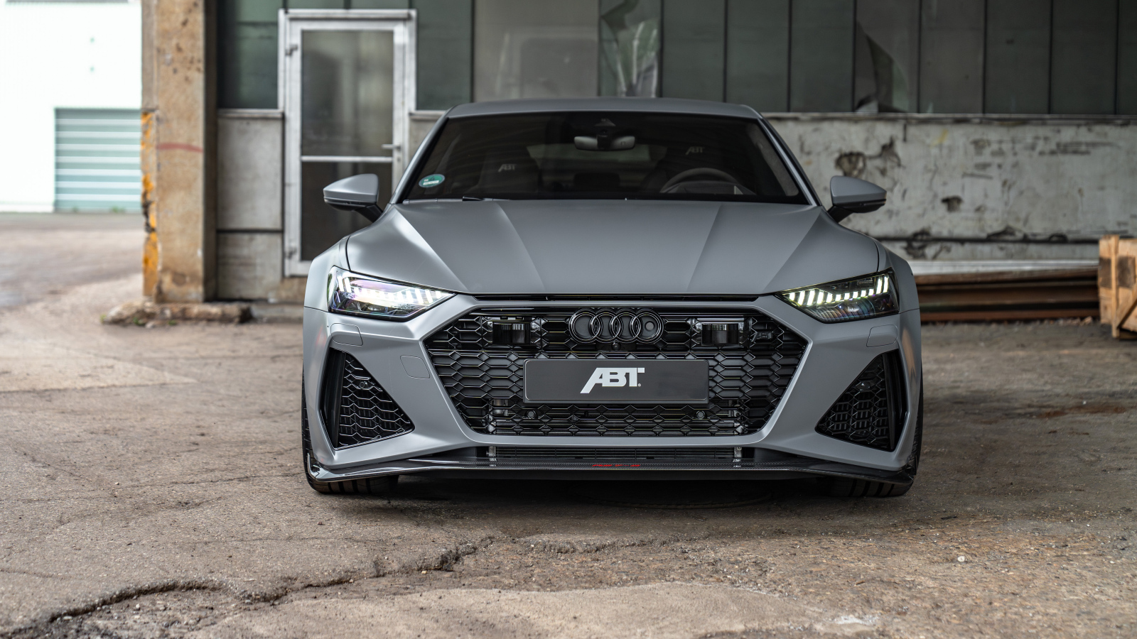 Вид спереди на серый автомобиль  ABT Audi RS7-S 2024 года