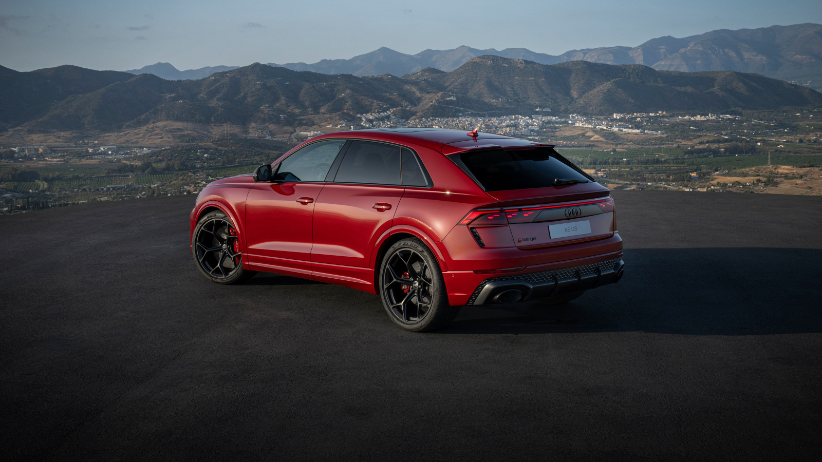 Вид сзади на красный автомобиль Audi RS Q8 performance 2024 года