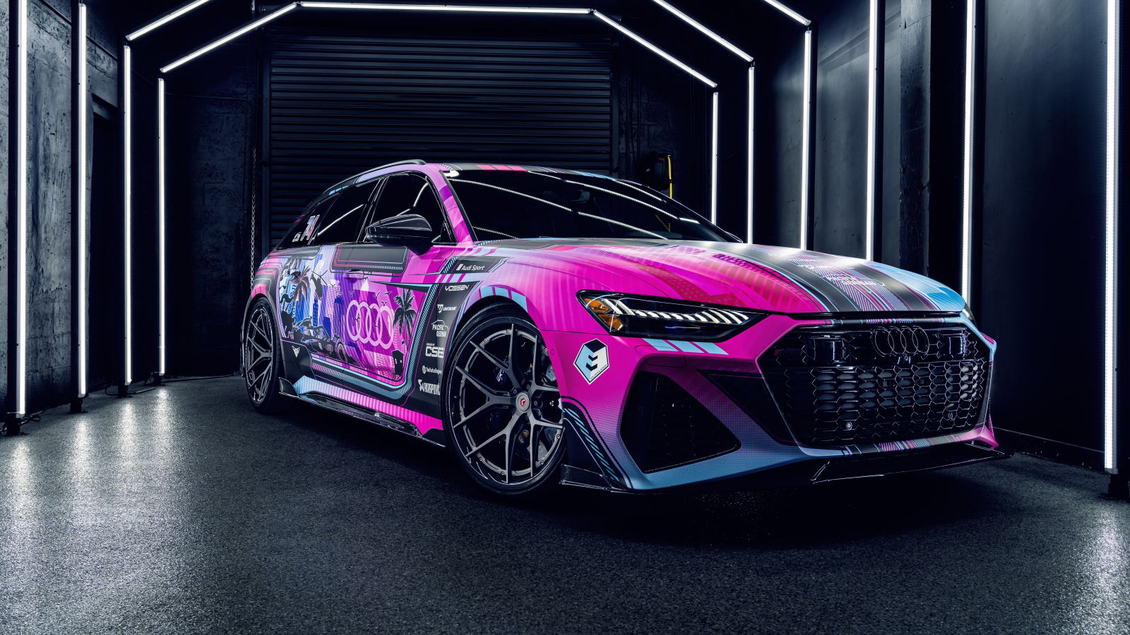 Вид сбоку на разноцветный автомобиль Audi RS6