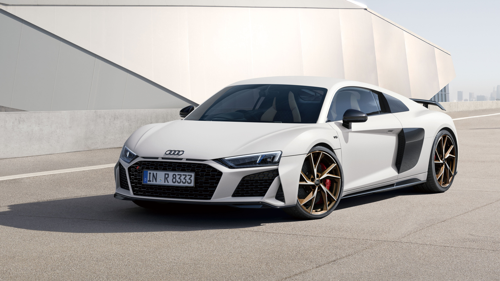 Белый автомобиль Audi R8 V10