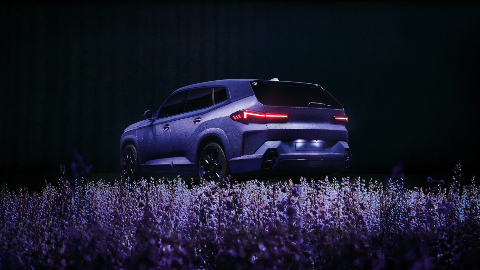 Автомобиль BMW XM Mystique Allure в цветах лаванды вид сзади