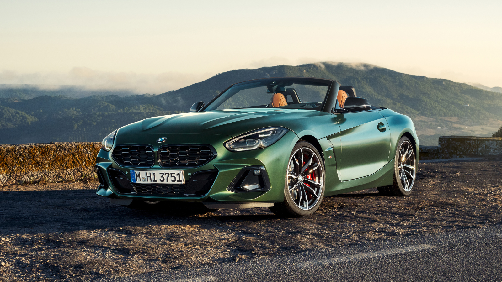 Автомобиль BMW Z4 M40i MT Pure Impulse Edition 2024 года на фоне гор