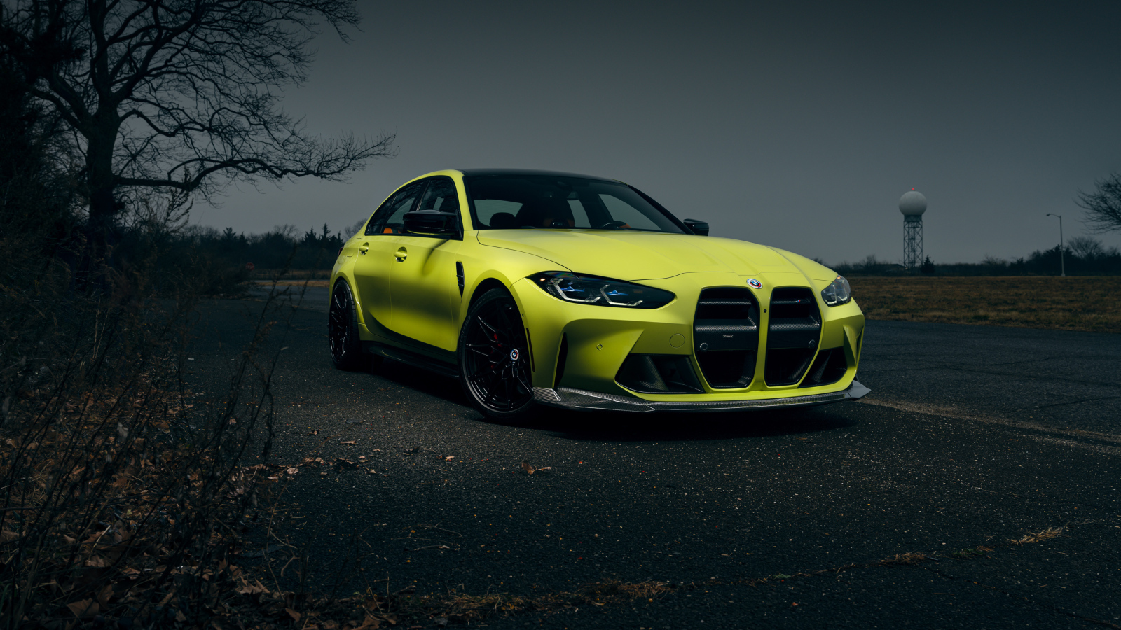 Красивый автомобиль  BMW M3 вечером