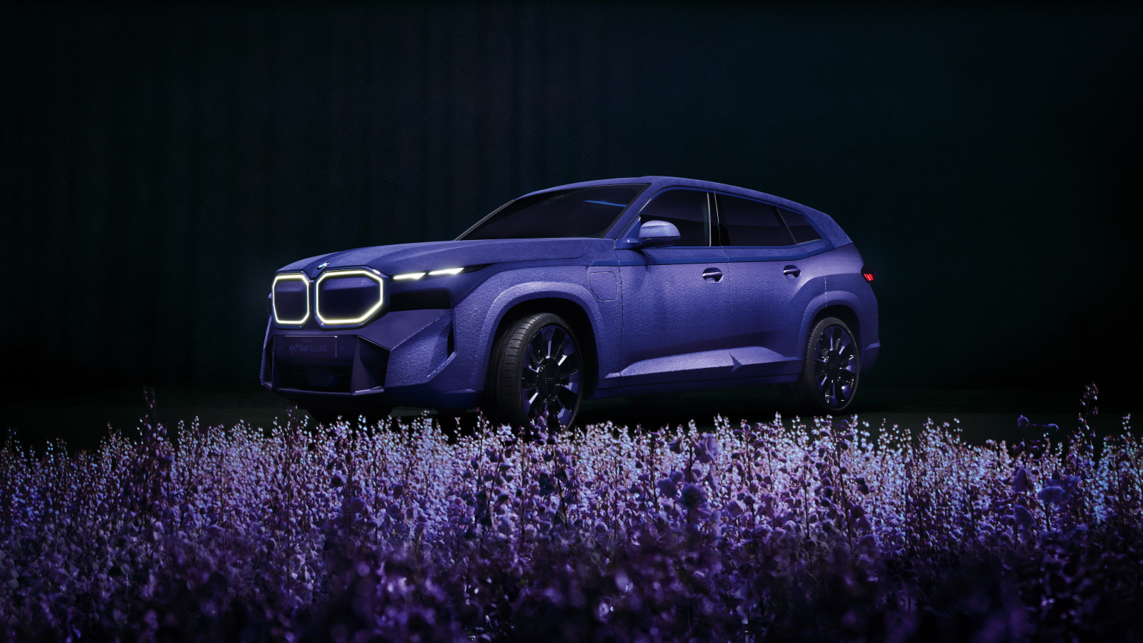 Красивый лавандовый автомобиль BMW XM Mystique Allure