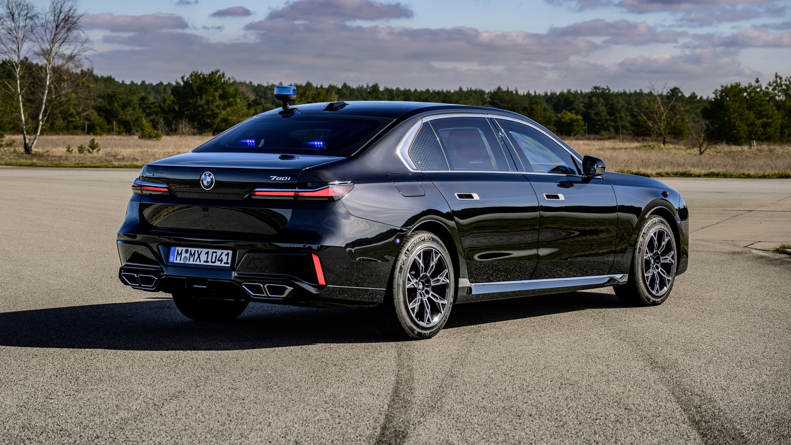 Черный автомобиль  BMW I7 XDrive60 Protection 2024 года вид сзади