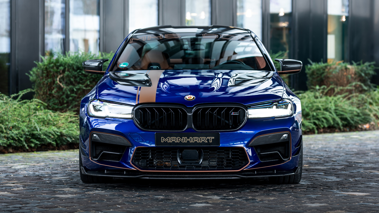 Вид спереди на автомобиль BMW M5 Manhart MH5 900 Limited
