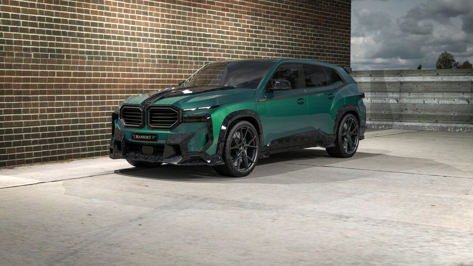 Зеленый внедорожник Mansory BMW XM у стены