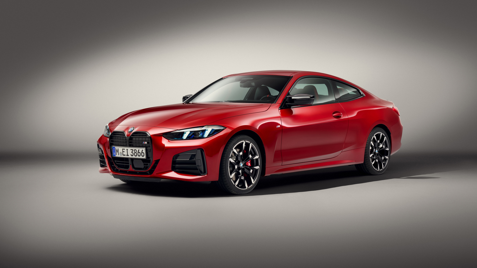 Красный автомобиль BMW M440i XDrive Coupé 2024 года