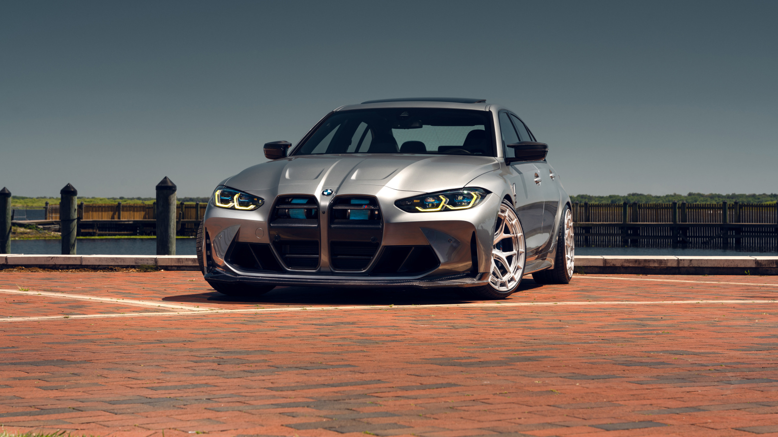 Серебристый автомобиль BMW M3