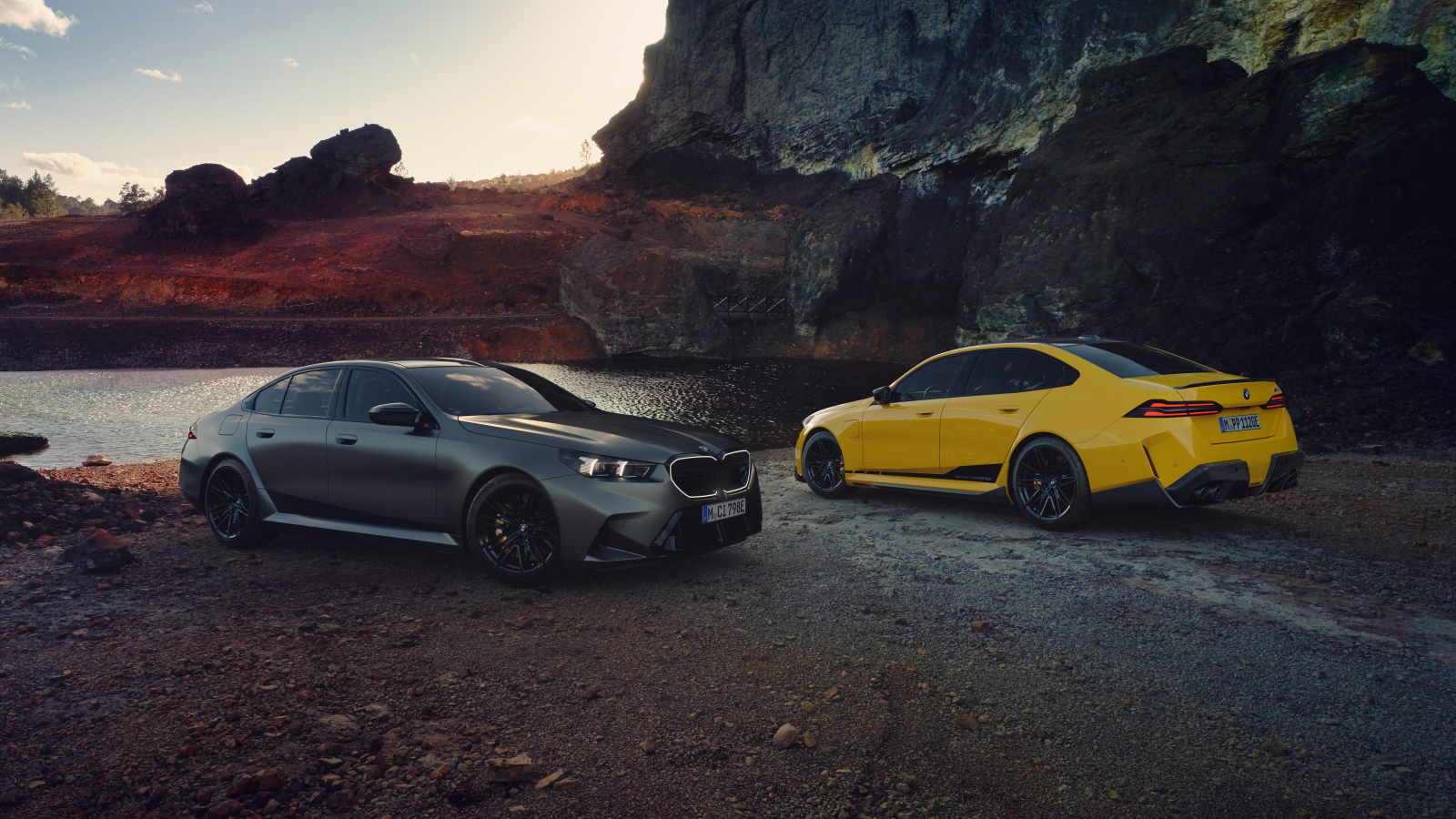 Два автомобиля BMW M5 M у скалы