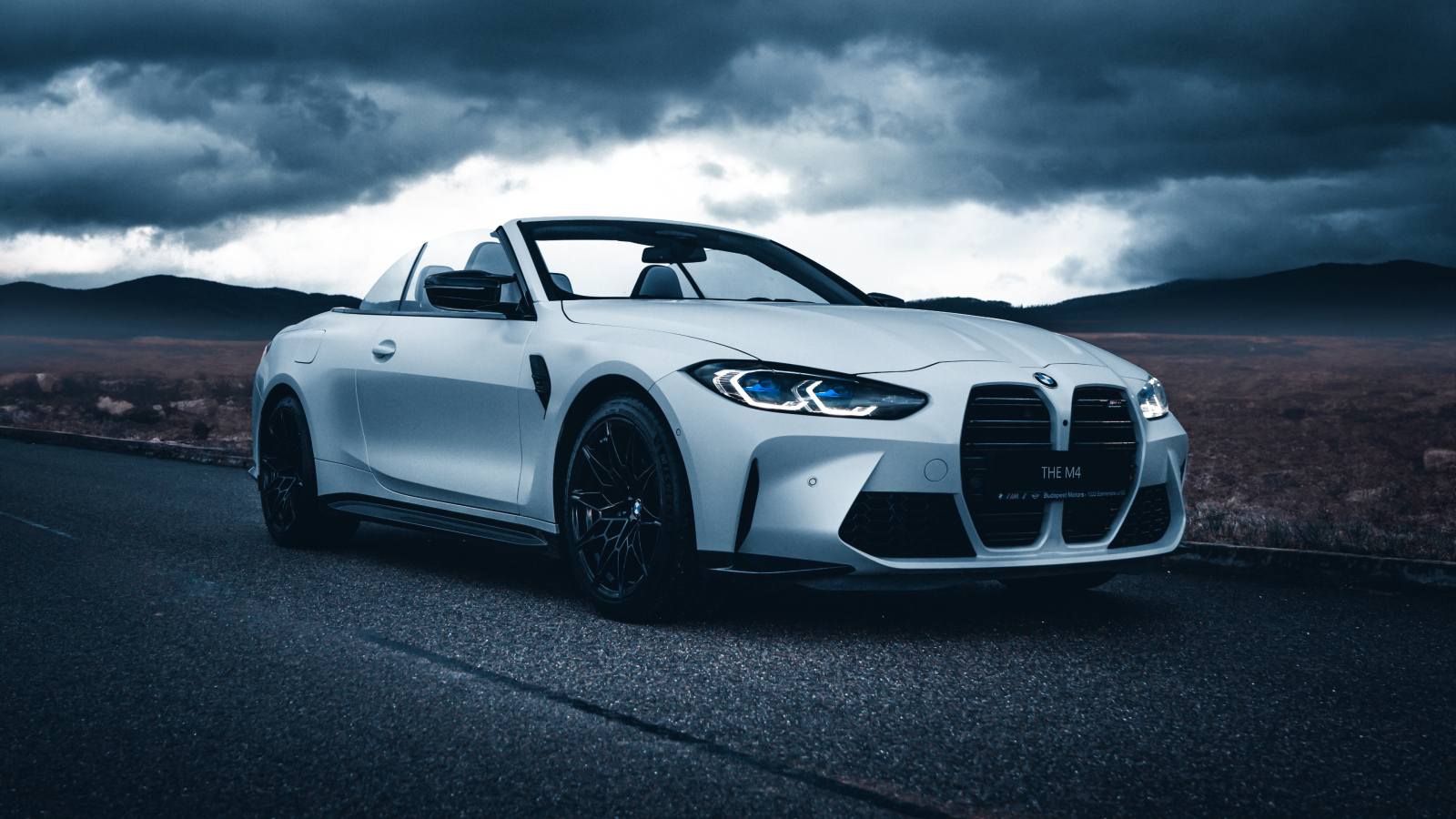 Белый кабриолет  BMW M4 под грозовым небом