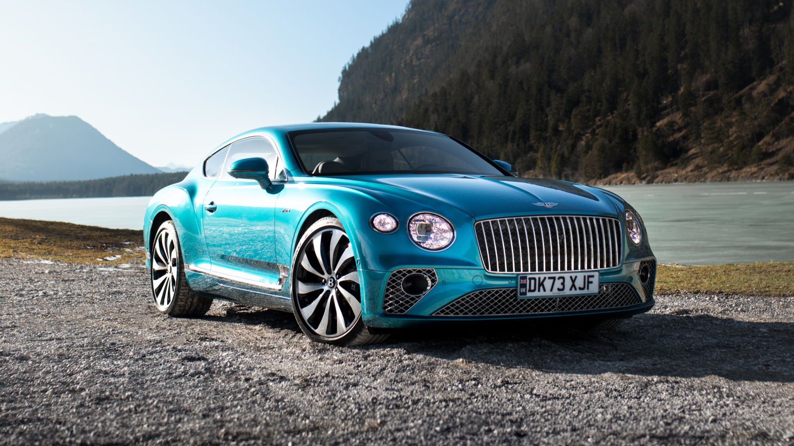 Синий автомобиль Bentley Continental GT Mulliner