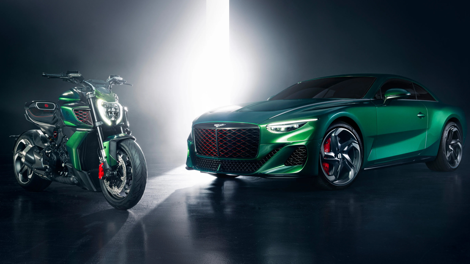 Зеленый автомобиль Bentley Mulliner  с мотоциклом Дукатти