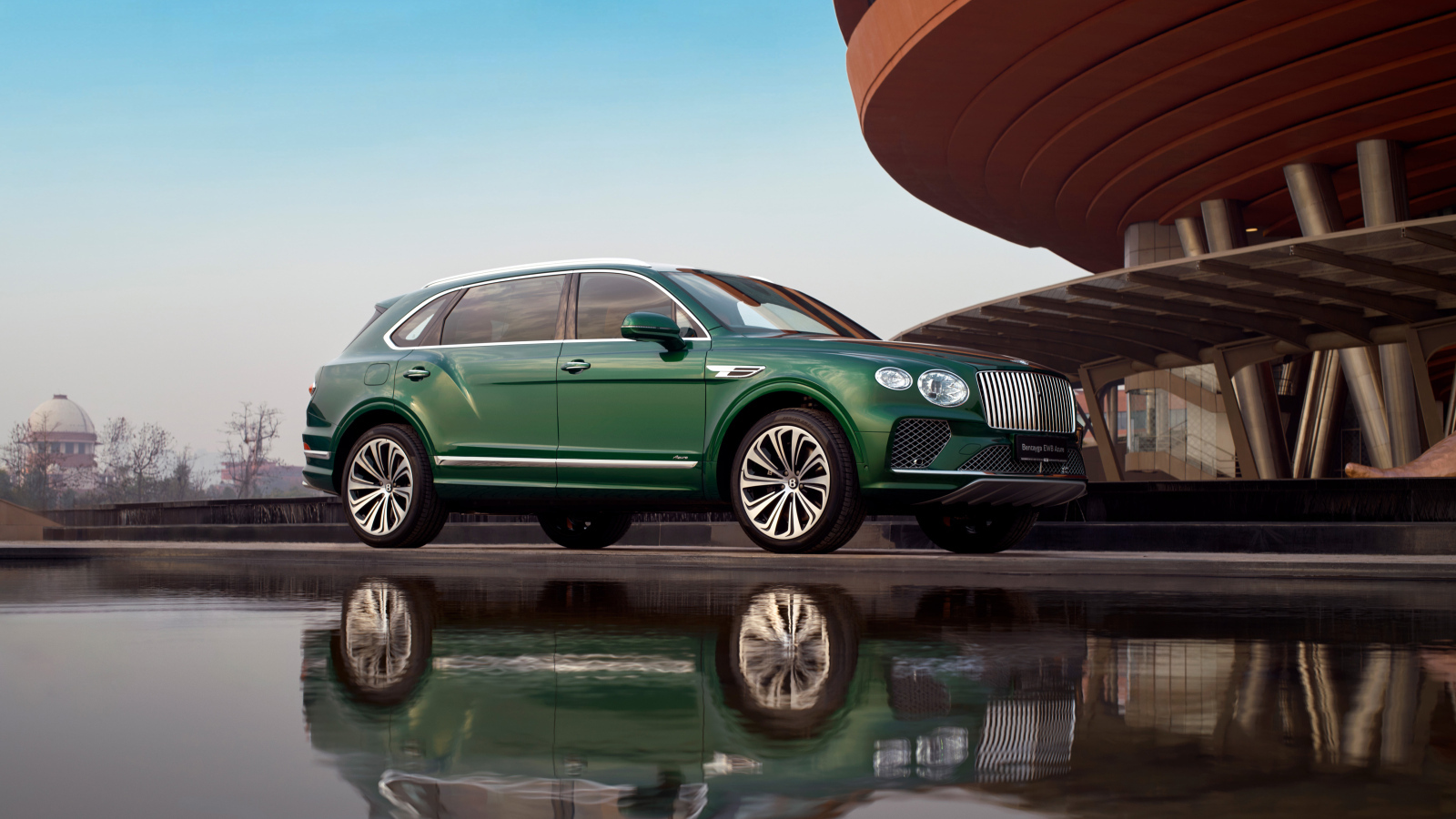Зеленый внедорожник Bentley Bentayga EWB Azure