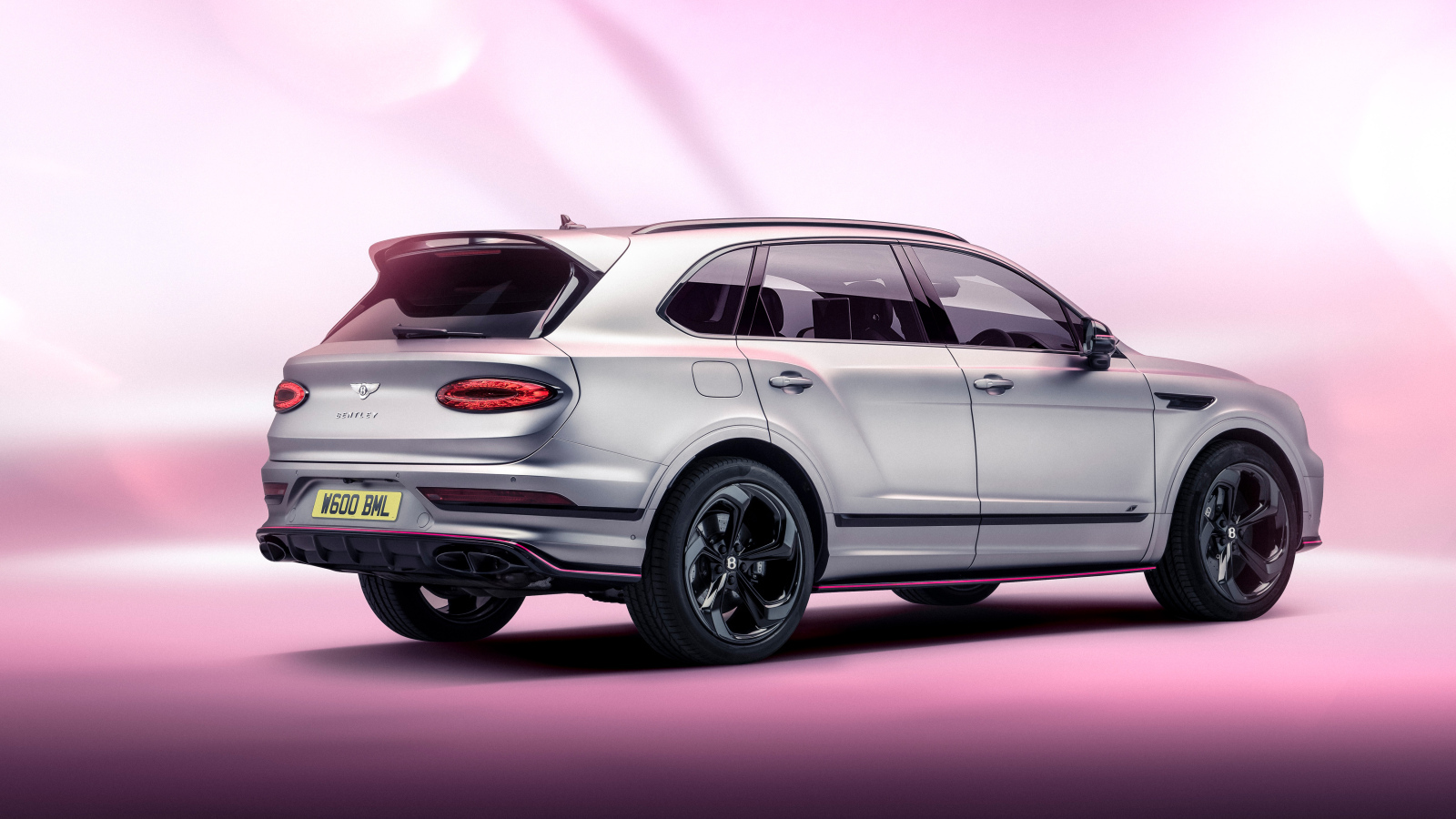 Вид сзади на серебристый автомобиль Bentley Bentayga V8 S Curated By Mulliner 2024 года