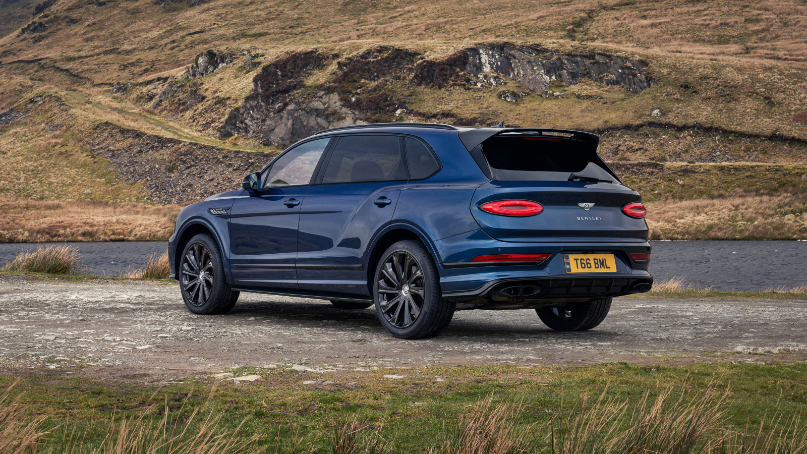 Вид сзади на автомобиль  Bentley Bentayga EWB Mulliner 2024