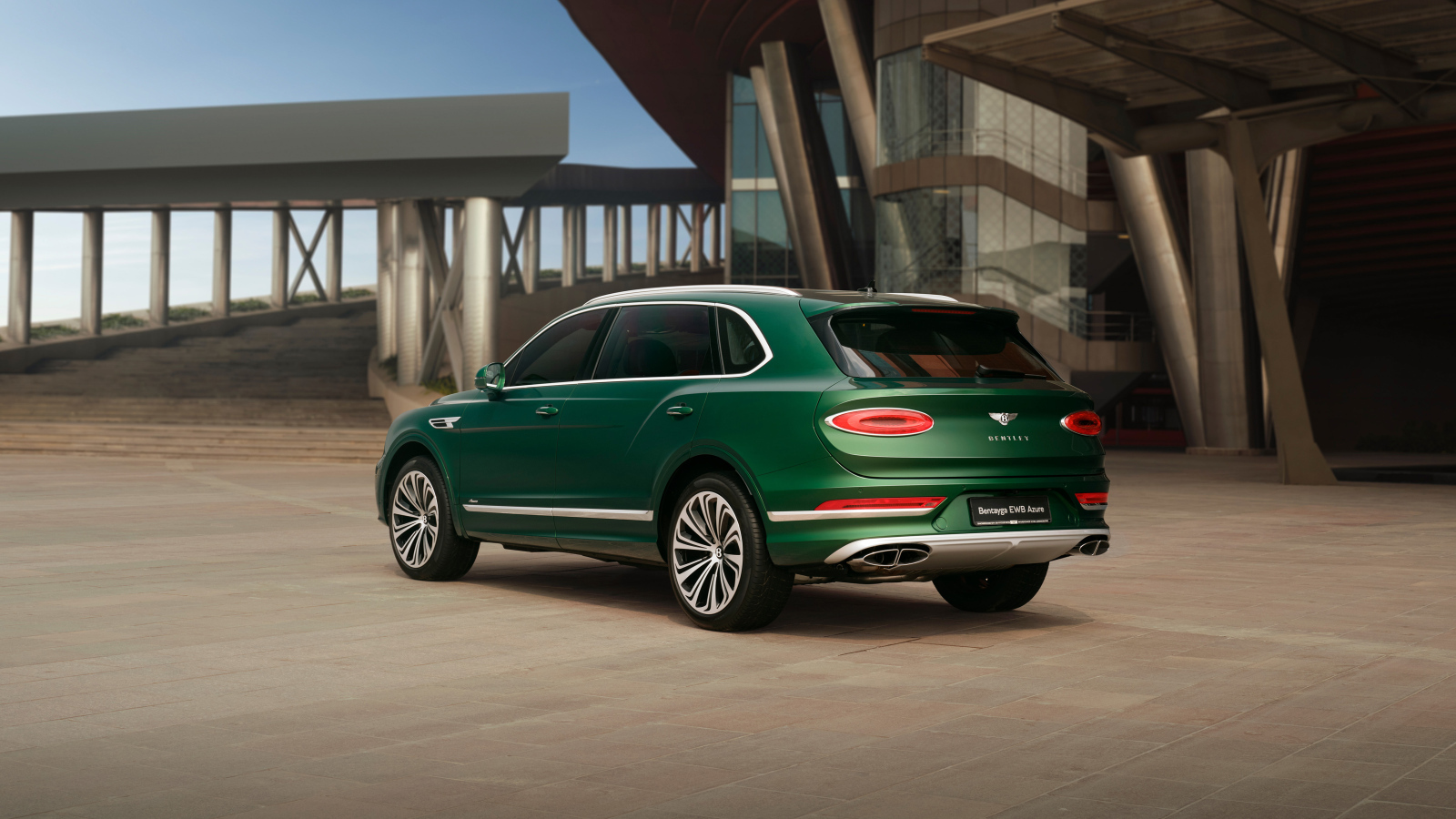 Вид сзади на автомобиль  Mulliner Bentley Bentayga EWB Azure