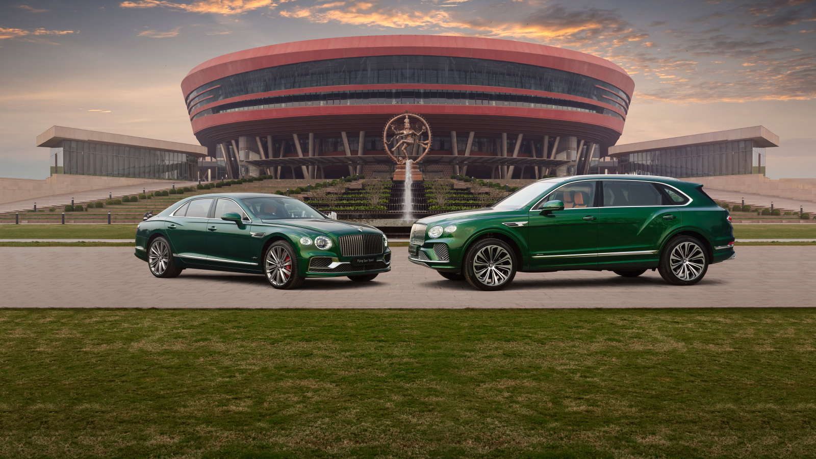 Два зеленых автомобиля Bentley  у здания