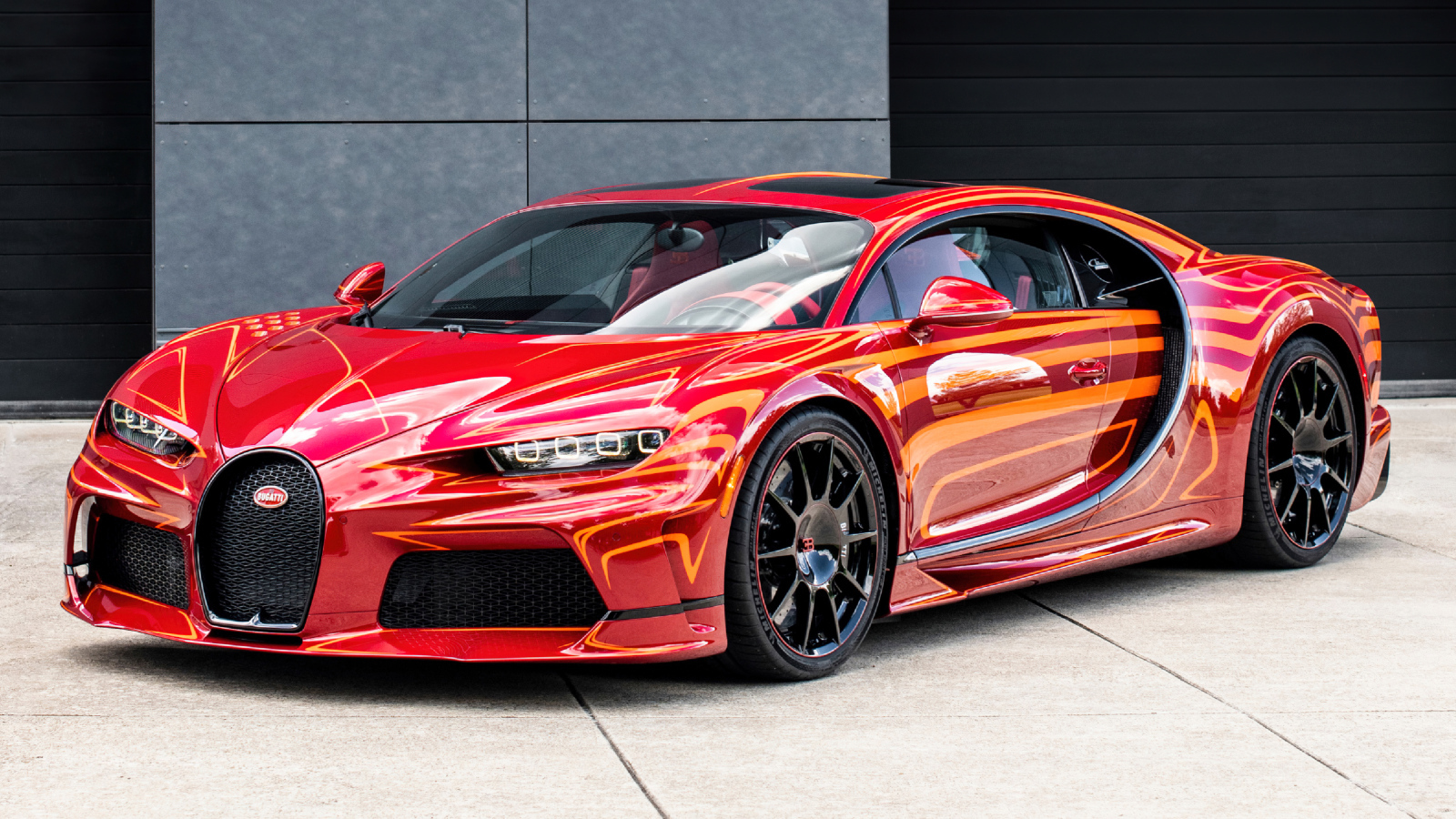 Быстрый красный автомобиль Bugatti Chiron Super Sport L'Aura