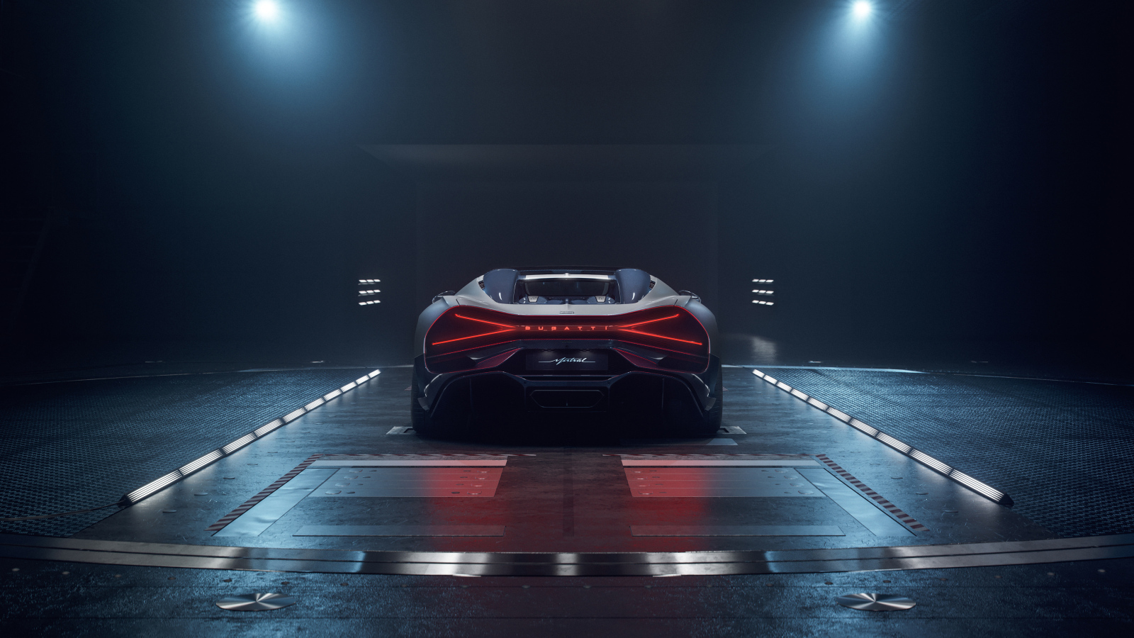 Вид сзади на автомобиль Bugatti Mistral