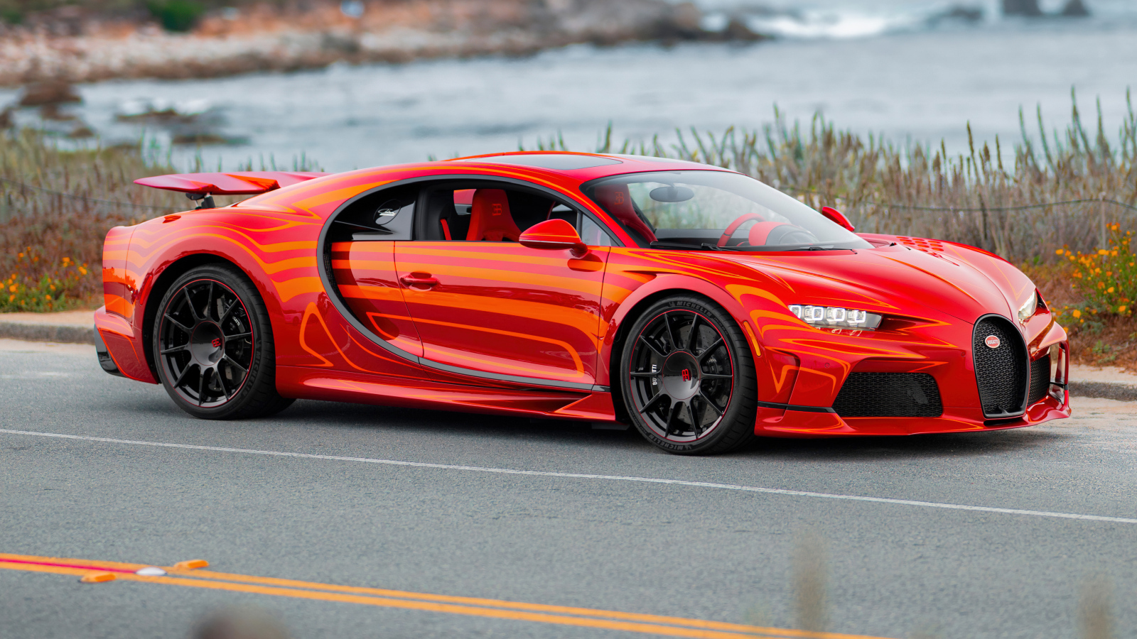 Стильный красный автомобиль Bugatti Chiron Super Sport L'Aura