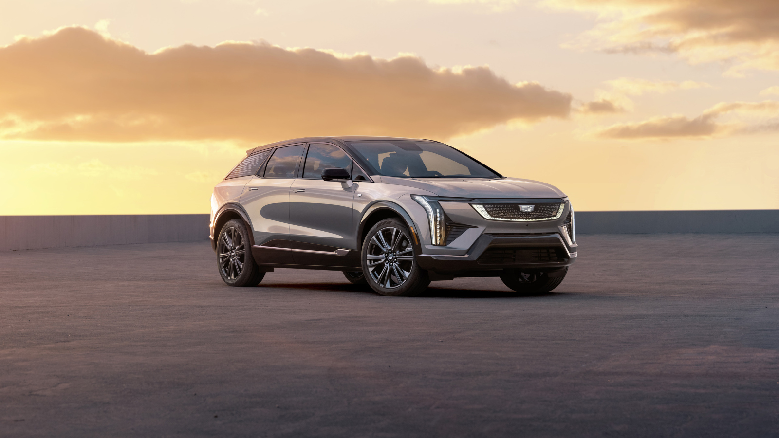 Автомобиль Cadillac Optiq 2025 года на фоне неба