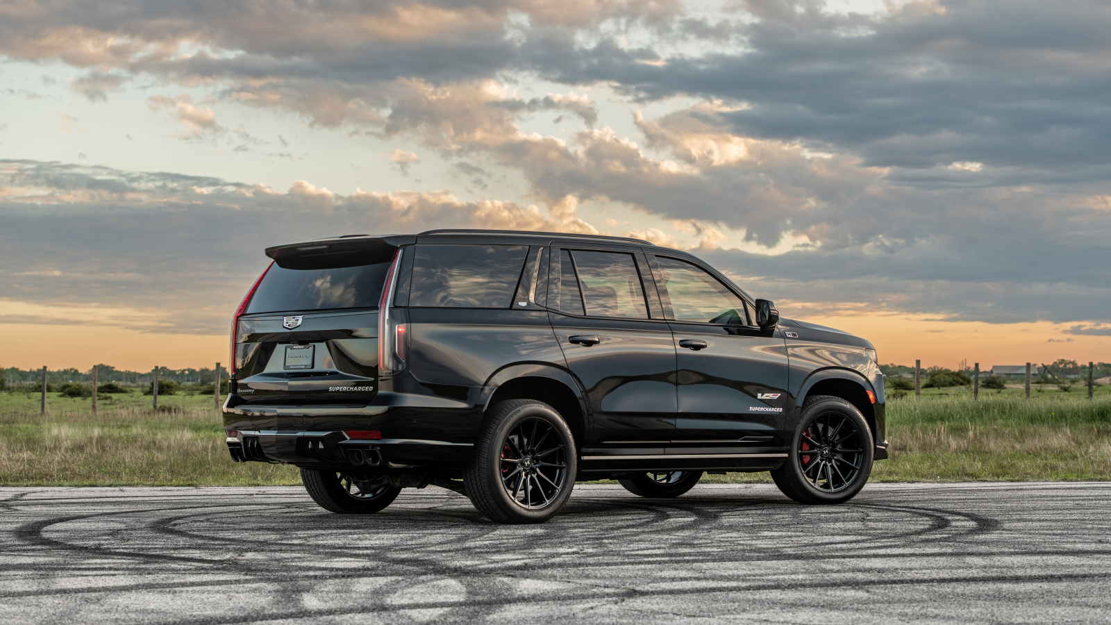 Вид сзади на черный внедорожник Hennessey Cadillac Escalade-V H850 2024 года