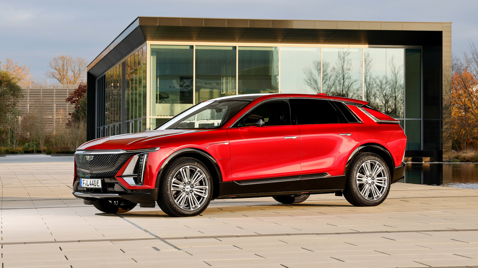 Красный дорогой автомобиль Cadillac Lyriq Luxury