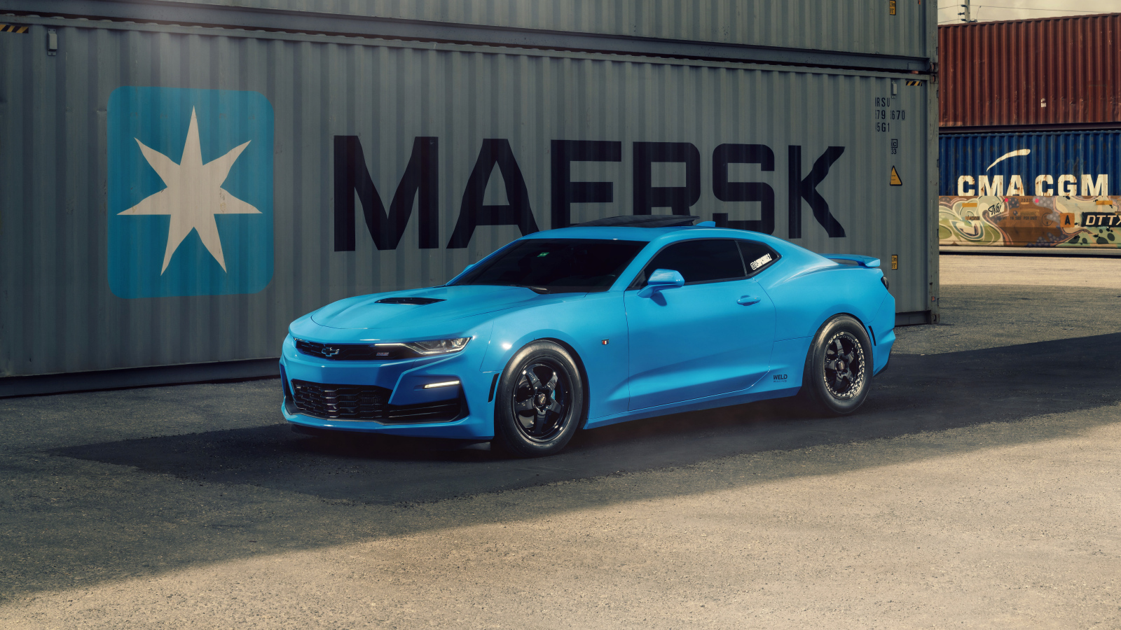 Голубой спорткар Chevrolet Camaro RS