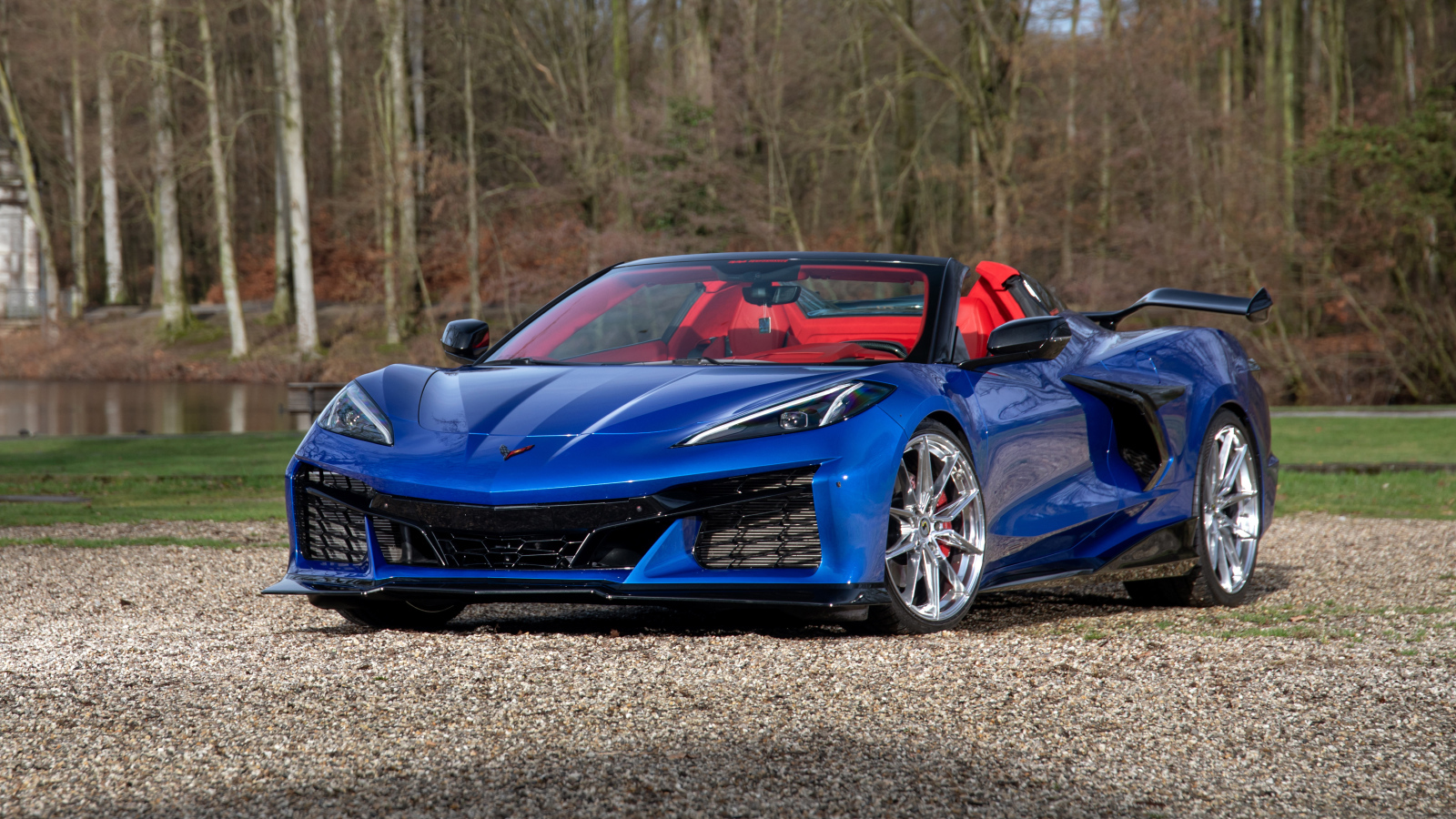 Синий автомобиль Chevrolet Corvette Stingray Convertible Z06