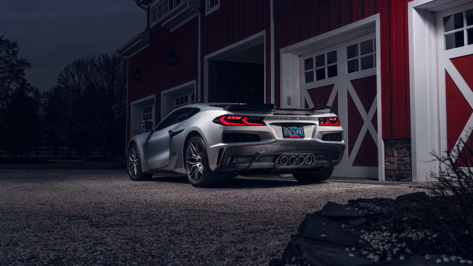 Вид сзади на автомобиль Chevy Corvette Z06