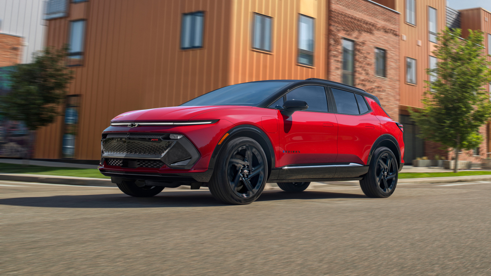Красный внедорожник Chevrolet Equinox EV 3RS 2024 года у дома