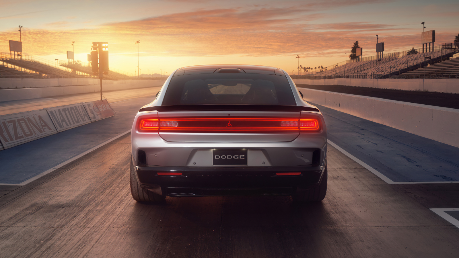 Вид сзади на автомобиль Dodge Charger Daytona Scat Pack 2024 года на закате