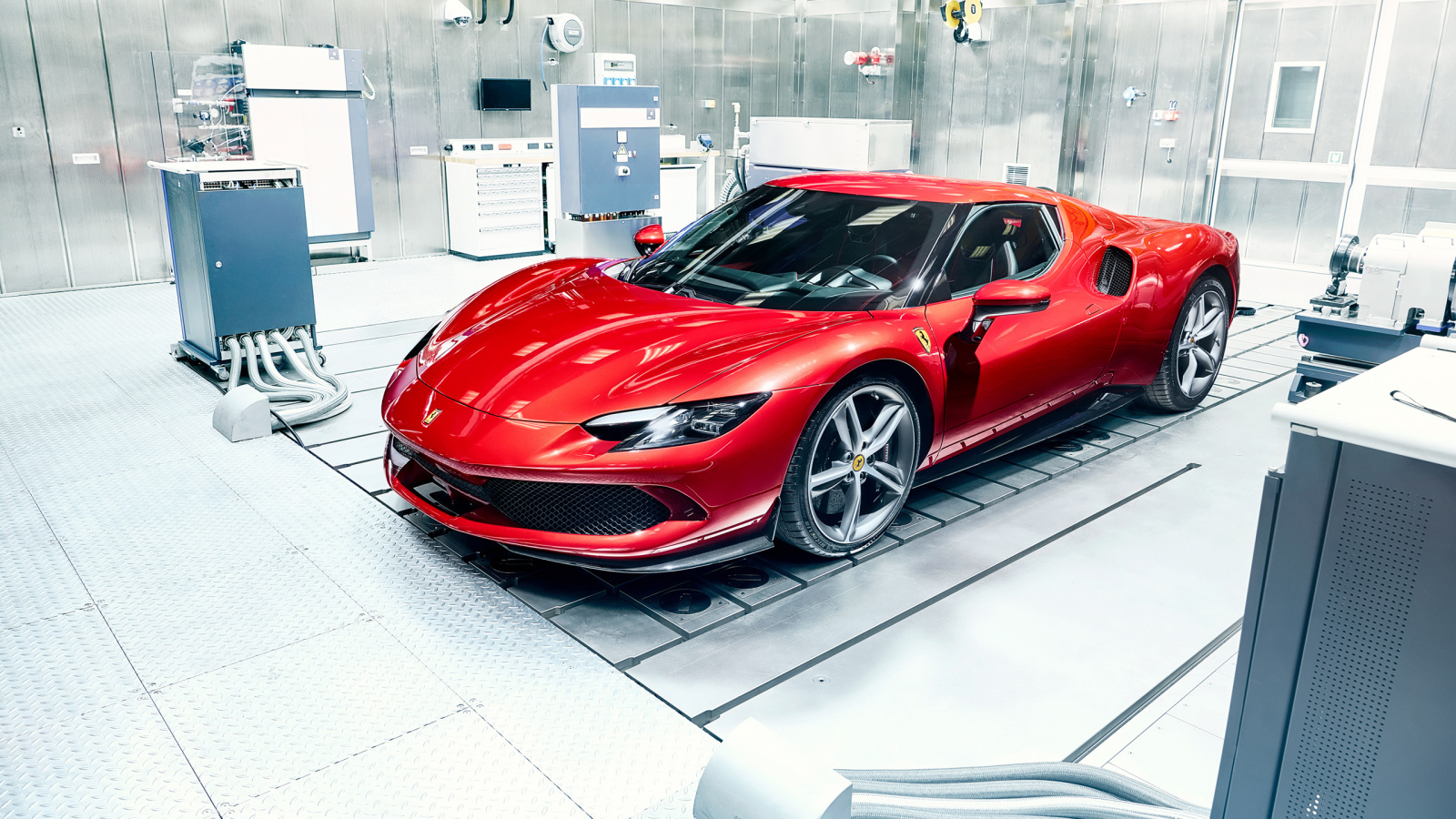 Вид спереди на красный автомобиль Ferrari 296 GTB