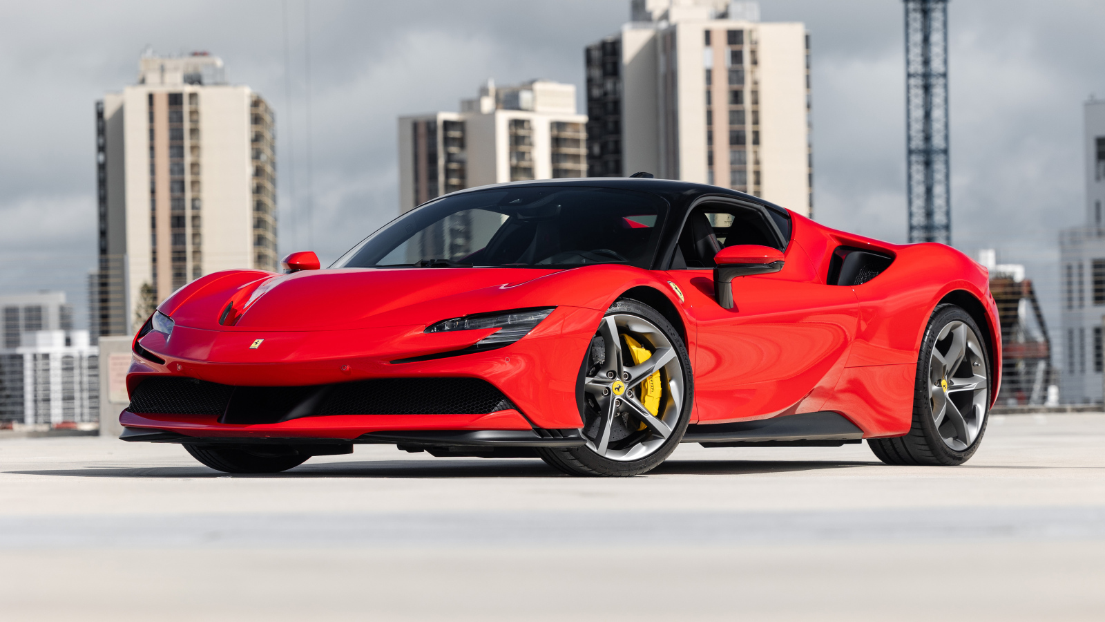 Красный спортивный автомобиль Ferrari SF90 Stradale