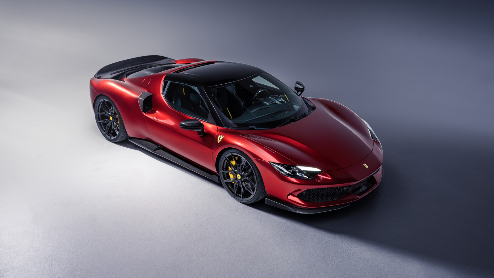 Вид сверху на красный автомобиль Novitec Ferrari 296 GTB Aero 2024 года